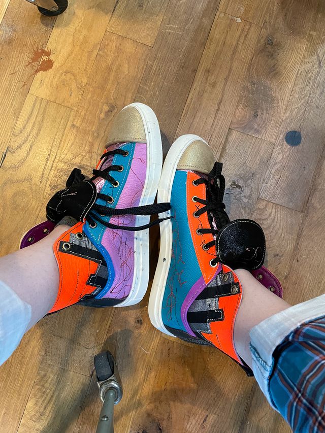 Top view with feet tilted
to show off the fake low-top inside panels
of both shoes --
lavender/orange on the left,
blue/orange on the right.